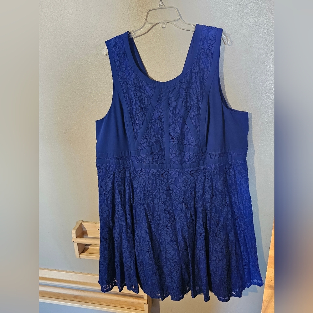 Elegant Blue Lace Sleeveless Dress